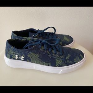 Under Armour Boys Lightweight Sneaker Size 2 Like New